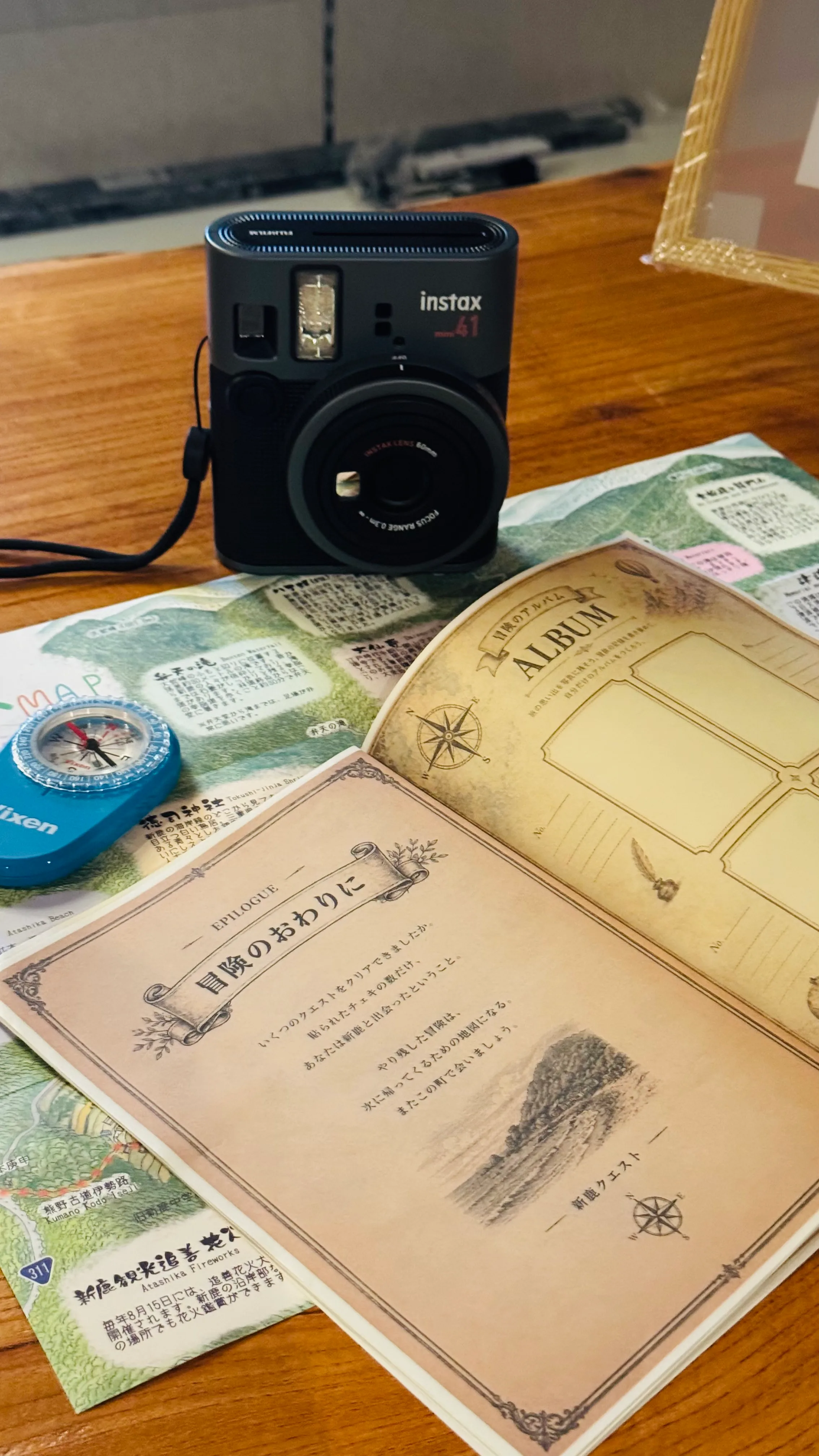 instaxカメラとALBUMページ、MAP、コンパス — 「記録する」体験