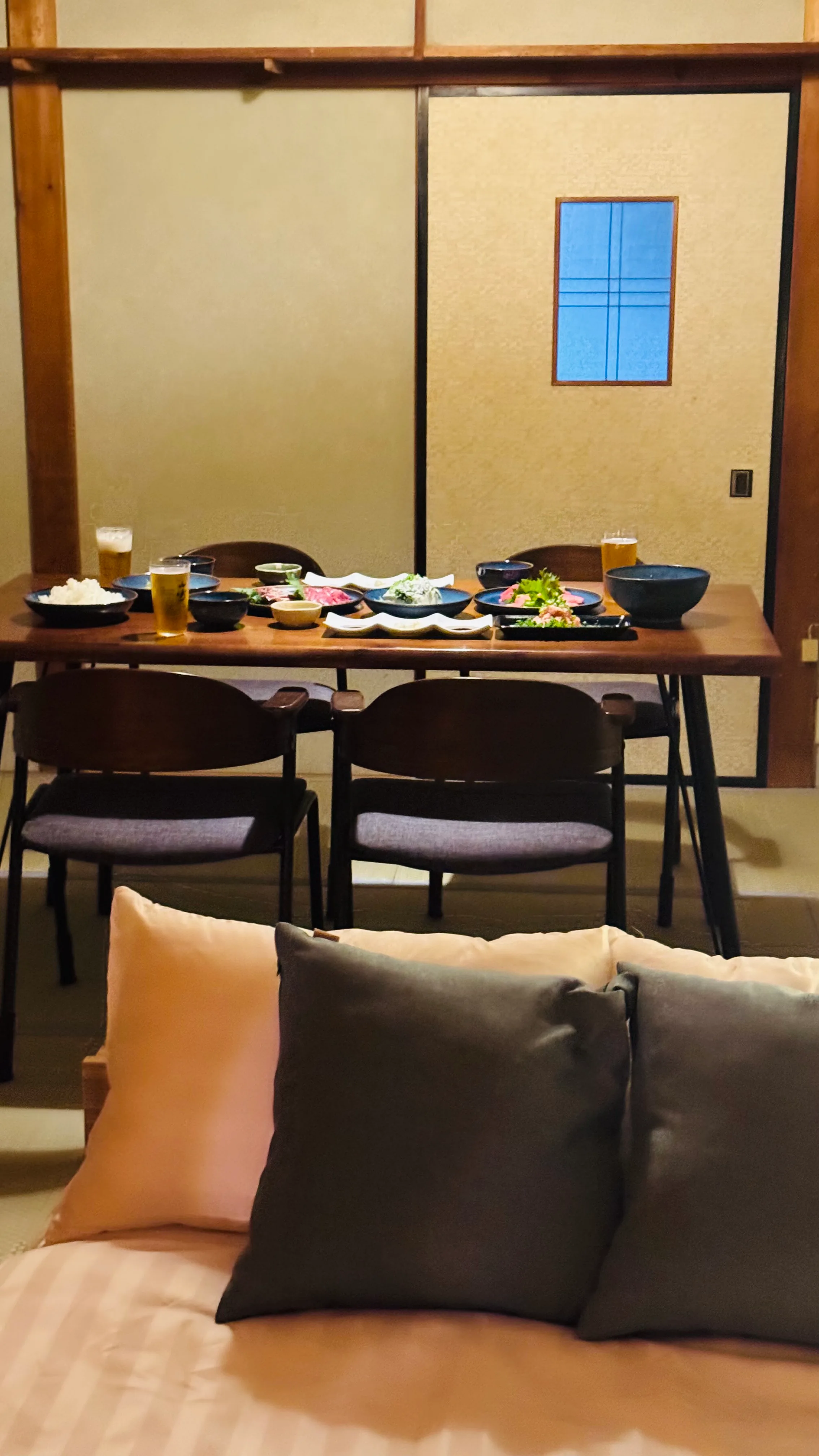 夜の和室ダイニング、料理が並ぶテーブル