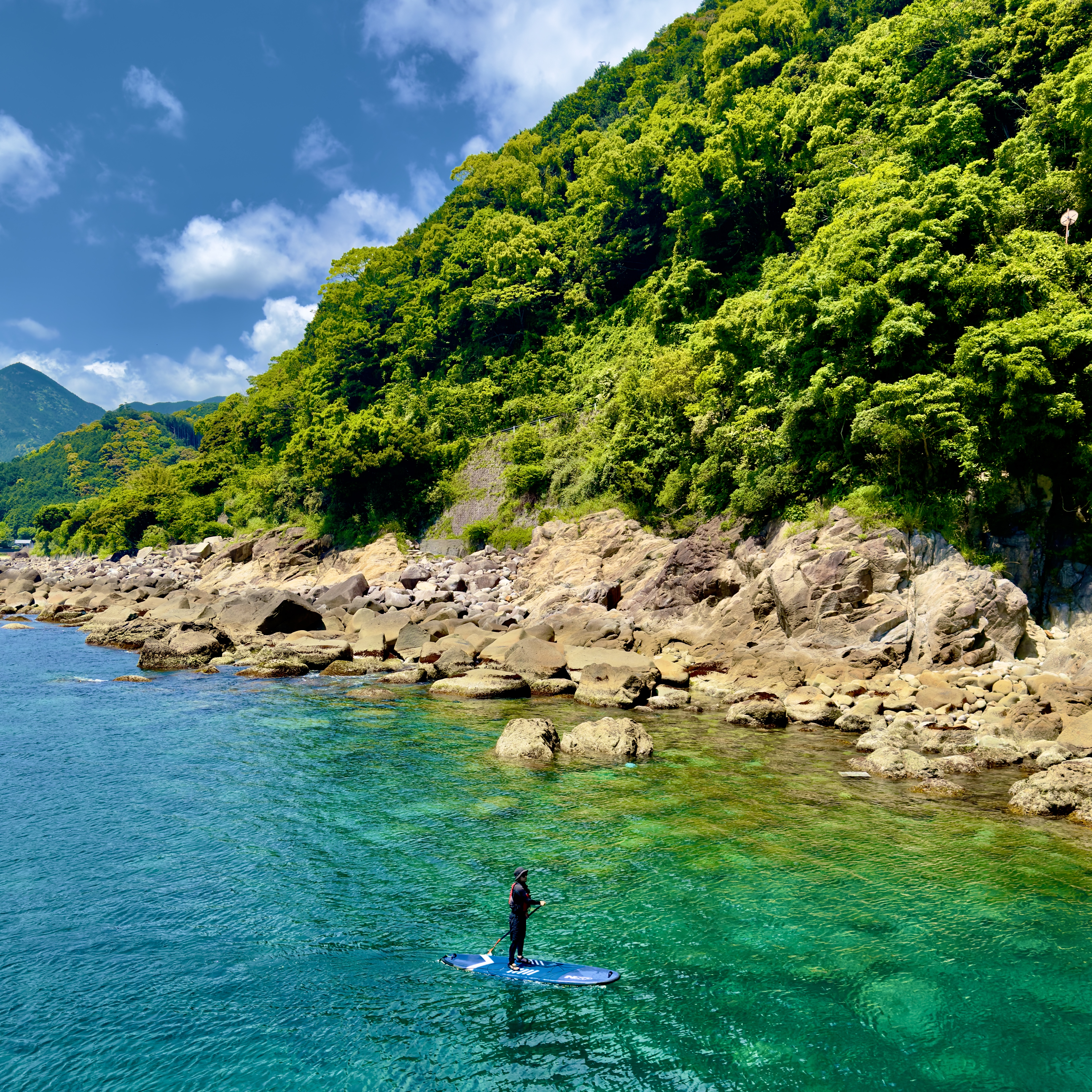 エメラルドグリーンの海と深い緑の山々、SUP1艇